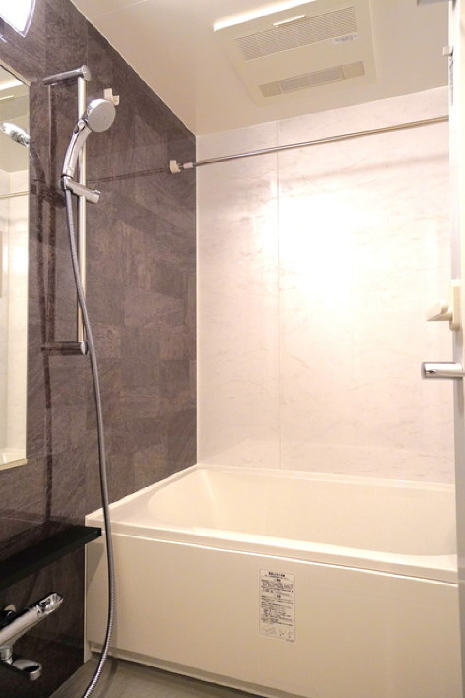 ゆとりのある浴室。ゆったりとくつろげそうです。※写真は同タイプ住戸です。