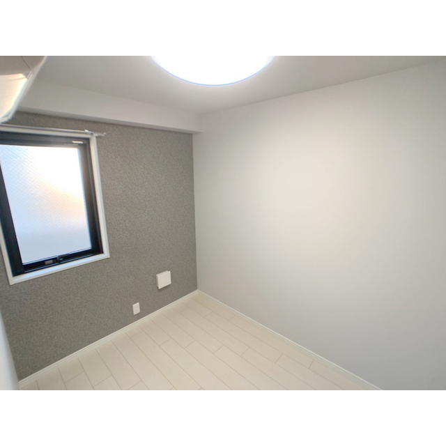 3.5帖の洋室は、玄関入ってすぐにあります。寝るだけ、のスペースにはちょうどいいサイズです。