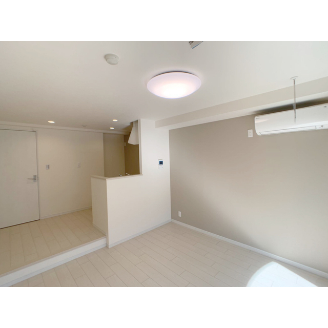 ちょっとした段差でキッチンとリビングを物理的にも気持ち的にも混在させません。