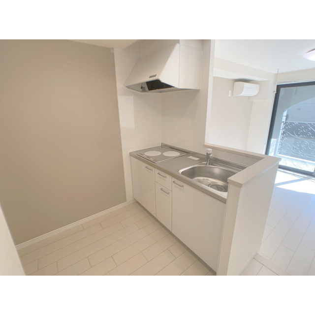 キッチンも白を基調とし、お部屋の色合いに合わせられています。清潔感があって◎