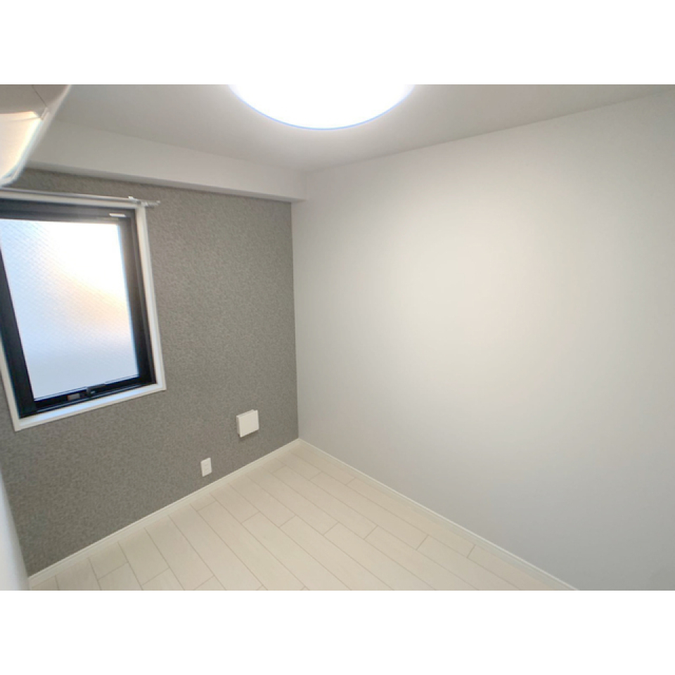 3.5帖の洋室は、玄関入ってすぐにあります。寝るだけ、のスペースにはちょうどいいサイズです。