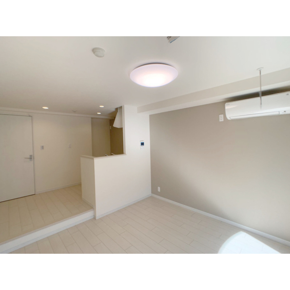 ちょっとした段差でキッチンとリビングを物理的にも気持ち的にも混在させません。