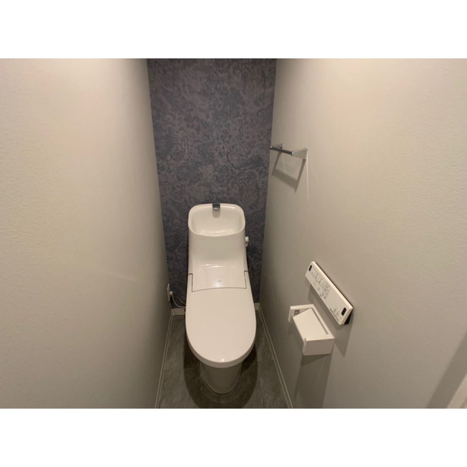 トイレのアクセントウォールが一気に雰囲気を引き締めます。お部屋とはちょっと違う空気を楽しむことができますね。