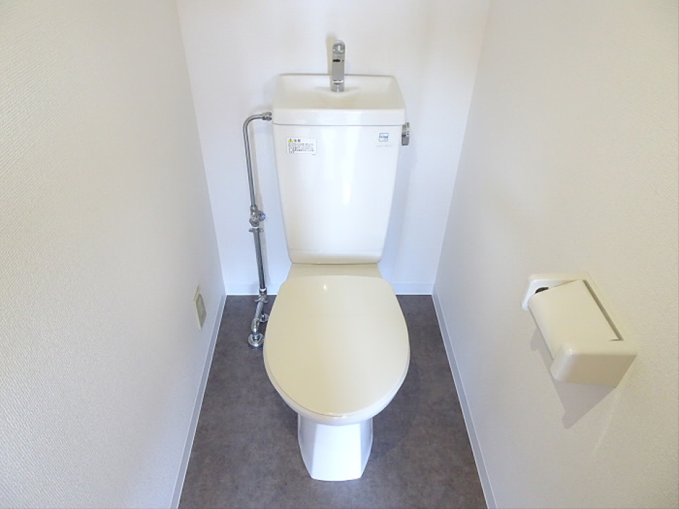 ダークトーンのフロアが床の汚れを目立ちにくくさせています。