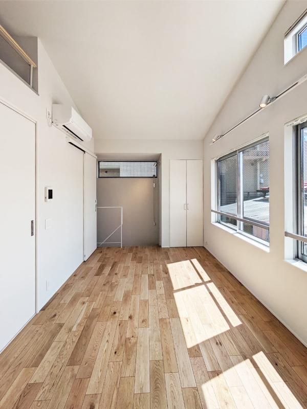 壁に広がる窓から、自然光をたっぷり浴びることができます。