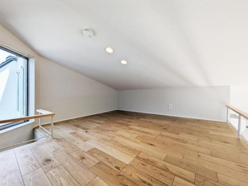 勾配天井＋窓により、一見ロフトとは思えない広々とした空間です。