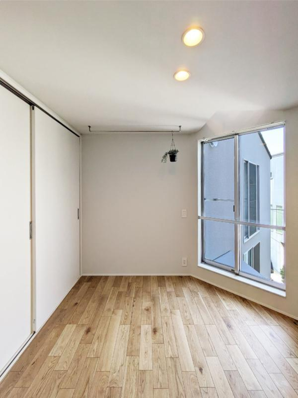 洋室にも大きめの窓が付いています。天気の良い日はお昼寝したくなりますね。