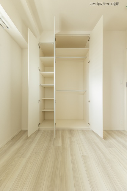 ５．０帖の洋室の収納を開けた時の様子。※写真は同タイプ住戸です。