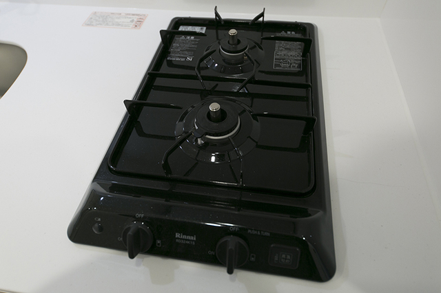 キッチンは2口コンロのシステムキッチン付きです。
※写真は同タイプ住戸です。