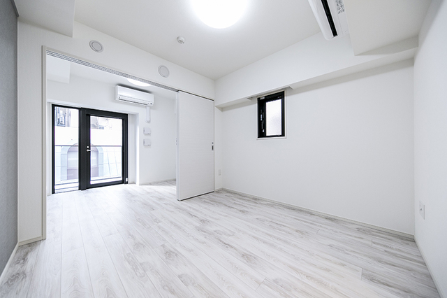 ダイニングキッチンとベッドルームの仕切扉を開けると、広々とし、約12帖の空間になります。
※写真は同タイプ住戸です。