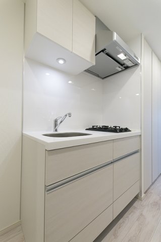 ホワイトカラーのキッチン。お部屋全体のイメージに合ったデザインになっています。照明もかわいい。
※写真は同タイプ住戸です。