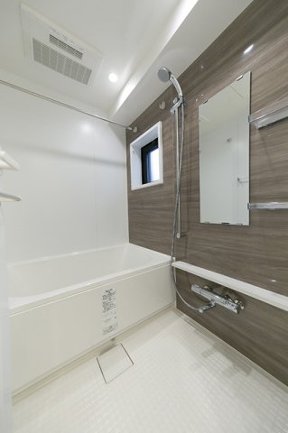 浴室乾燥機付きのバスルームです。小窓も付いていて、湿気対策も出来るのが嬉しいポイントです。
※写真は同タイプ住戸です。