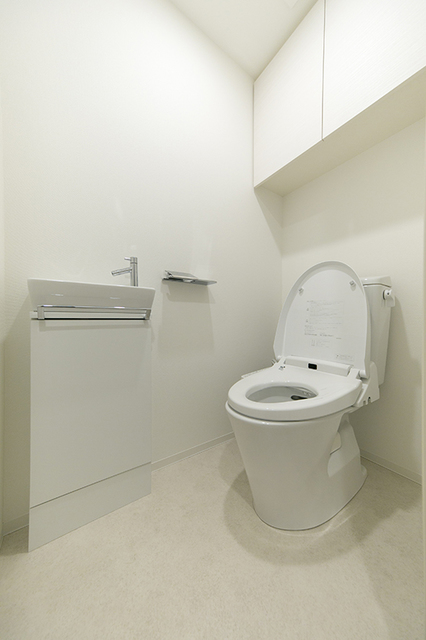 ウォシュレット付きのトイレです。上段にはお掃除道具などが入れられる棚が付いていて便利です。
※写真は同タイプ住戸です。