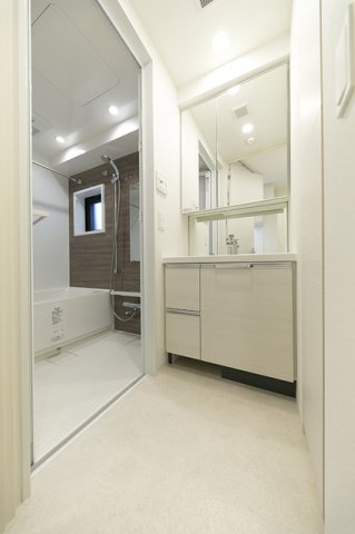 大きな鏡の洗面台。清潔感があるので、快適に使えそうです。
※写真は同タイプ住戸です。