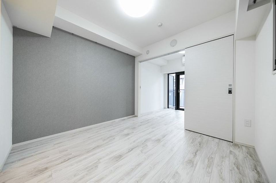 お部屋の雰囲気は、少しクールな印象のお部屋です。アクセントウォールの色味もオシャレです。
※写真は同タイプ住戸です。