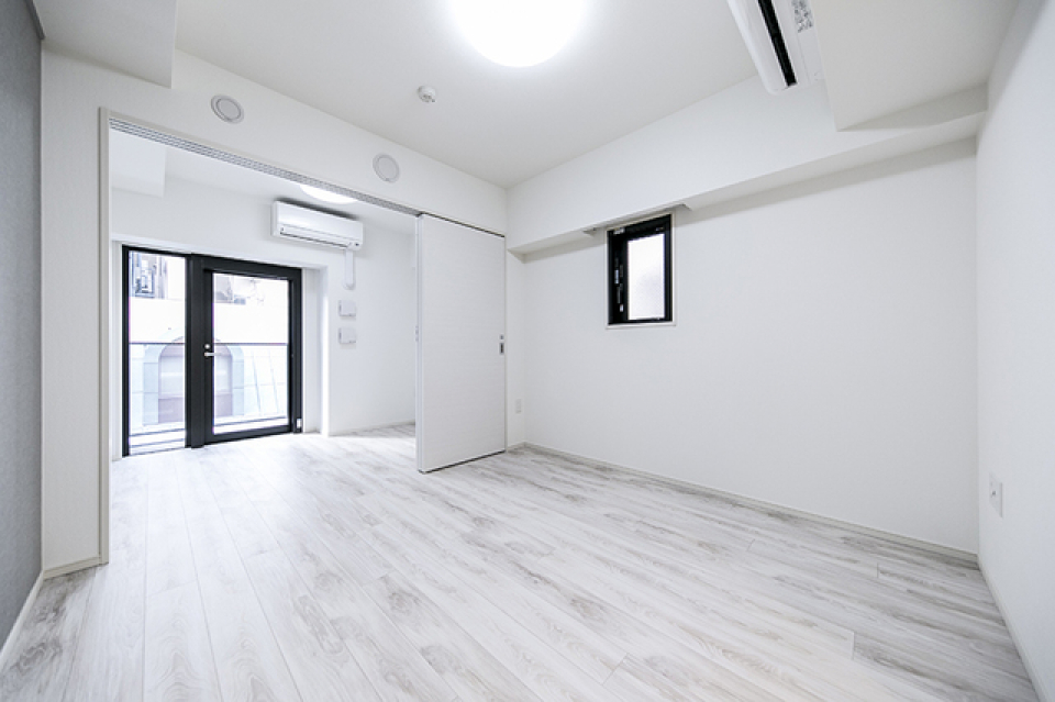 ダイニングキッチンとベッドルームの仕切扉を開けると、広々とし、約12帖の空間になります。
※写真は同タイプ住戸です。