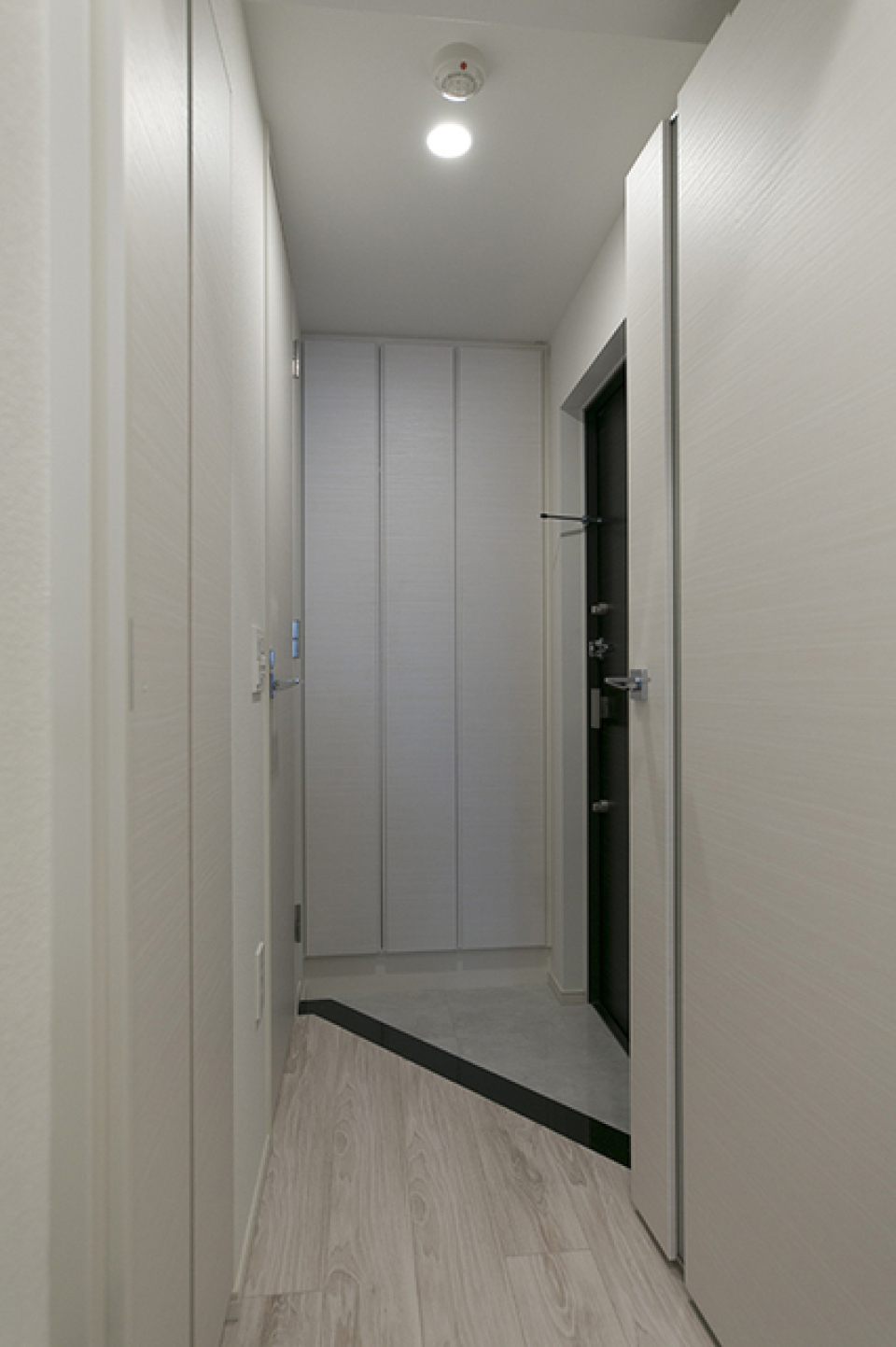 帰ってくると、自動でつく玄関ライトは荷物で手が塞がっていた時に楽です♪
※写真は同タイプ住戸です。