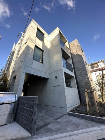 コンクリートが主役のカッコいい外観。触りたくなる質感です。