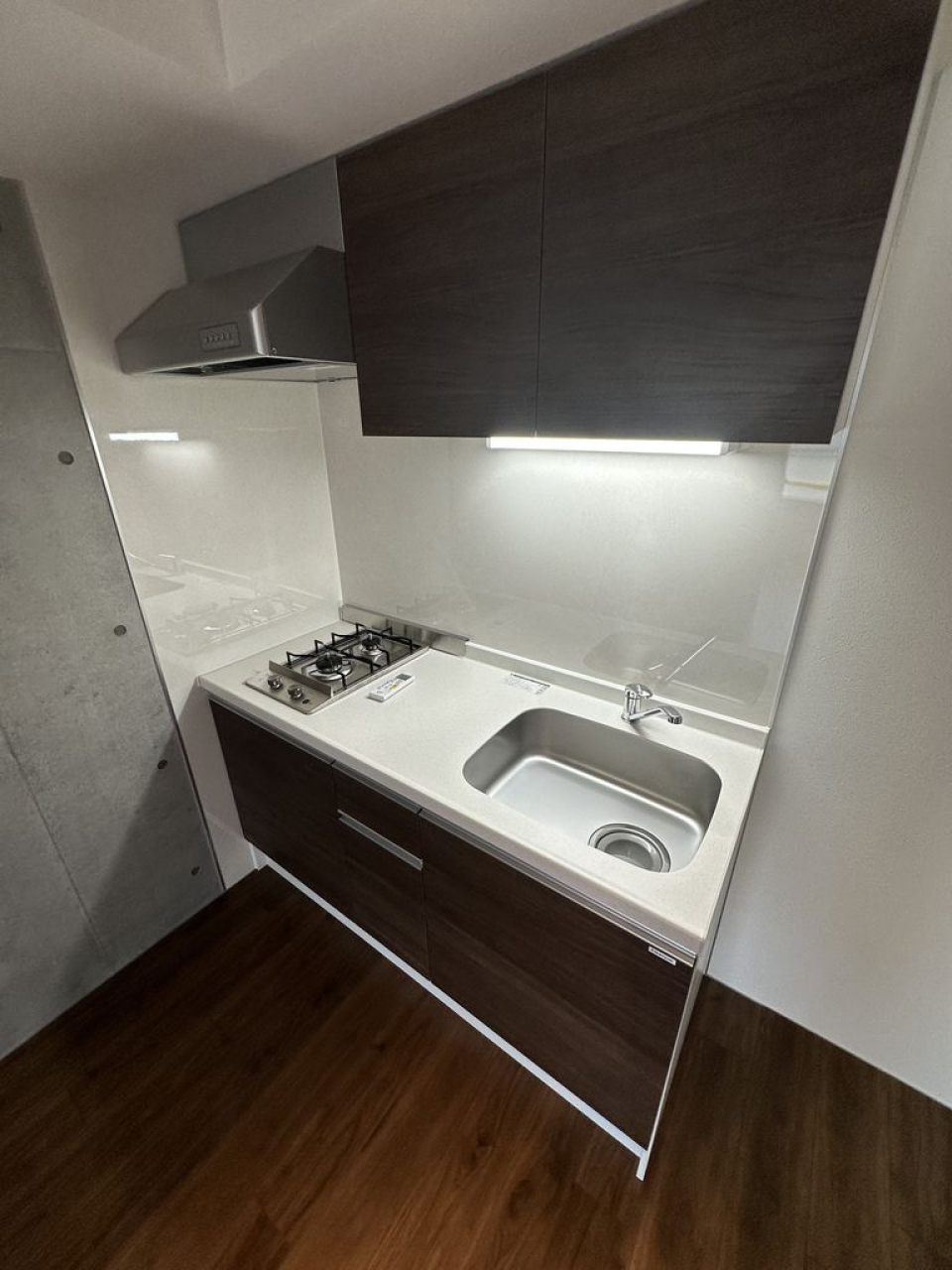 キッチンは落ち着いたブラウンでまとめられています。2口のガスコンロ付きです。