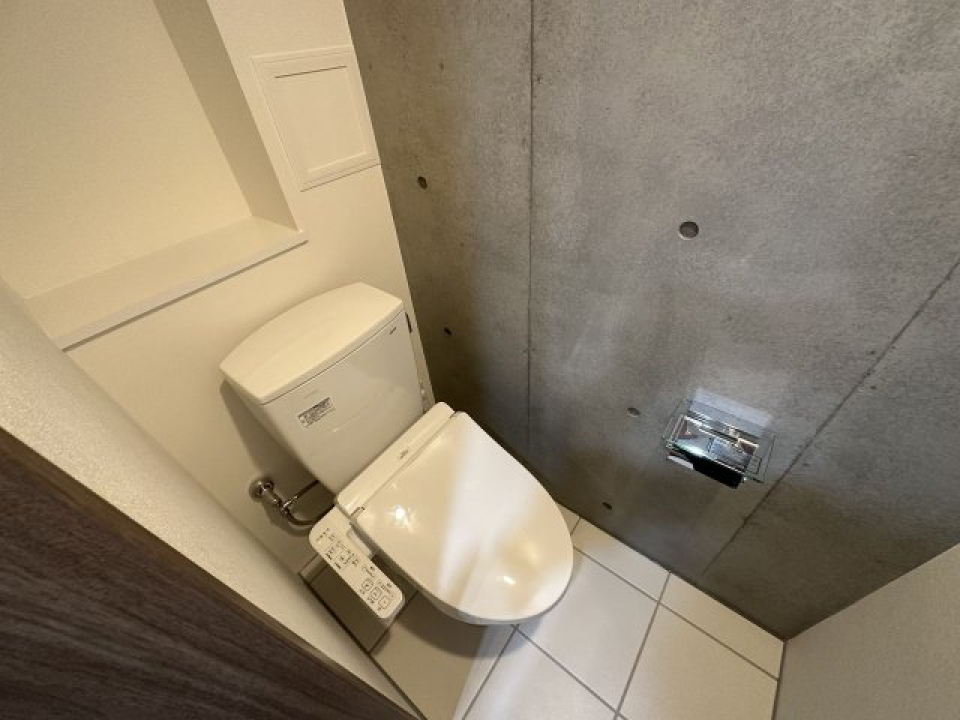 トイレは無機質にかっこよく。室内のデザインが使い分けられており、場所によって表情を変えるので飽きないですね。