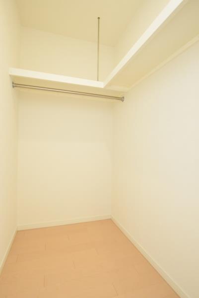 嬉しいウォークインクローゼット付きです。大きい荷物も入りそうで安心です。