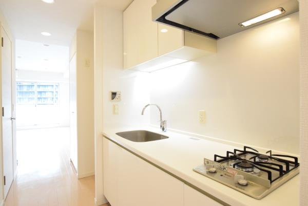 キッチンも白を基調としており、清潔感があります。