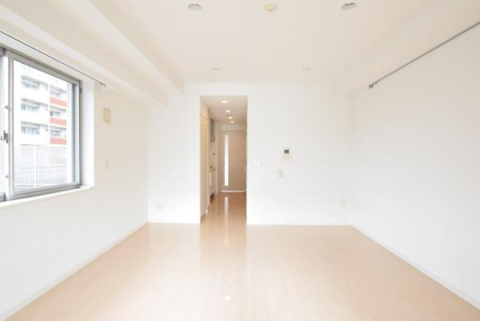 14.9帖の広々リビングルーム！2面採光なので自然の光をたっぷり感じられます。