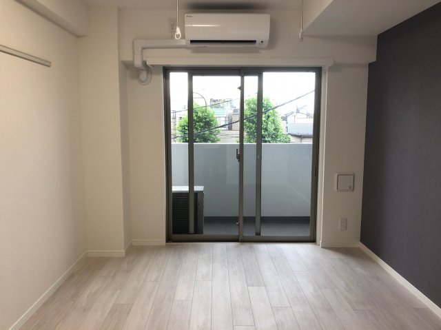 7.5帖の洋室はブラックカラーの壁がアクセント。カッコいい雰囲気のお部屋です。