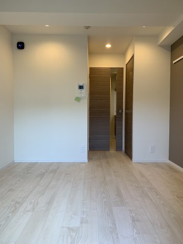 お部屋の色合いを締めてくれるアクセントウォールが少しダークでスタイリッシュなお部屋です。