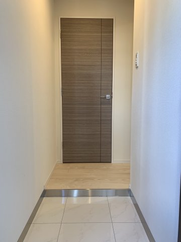 玄関はタイルなので、簡単にお掃除がしやすいのが特徴です。