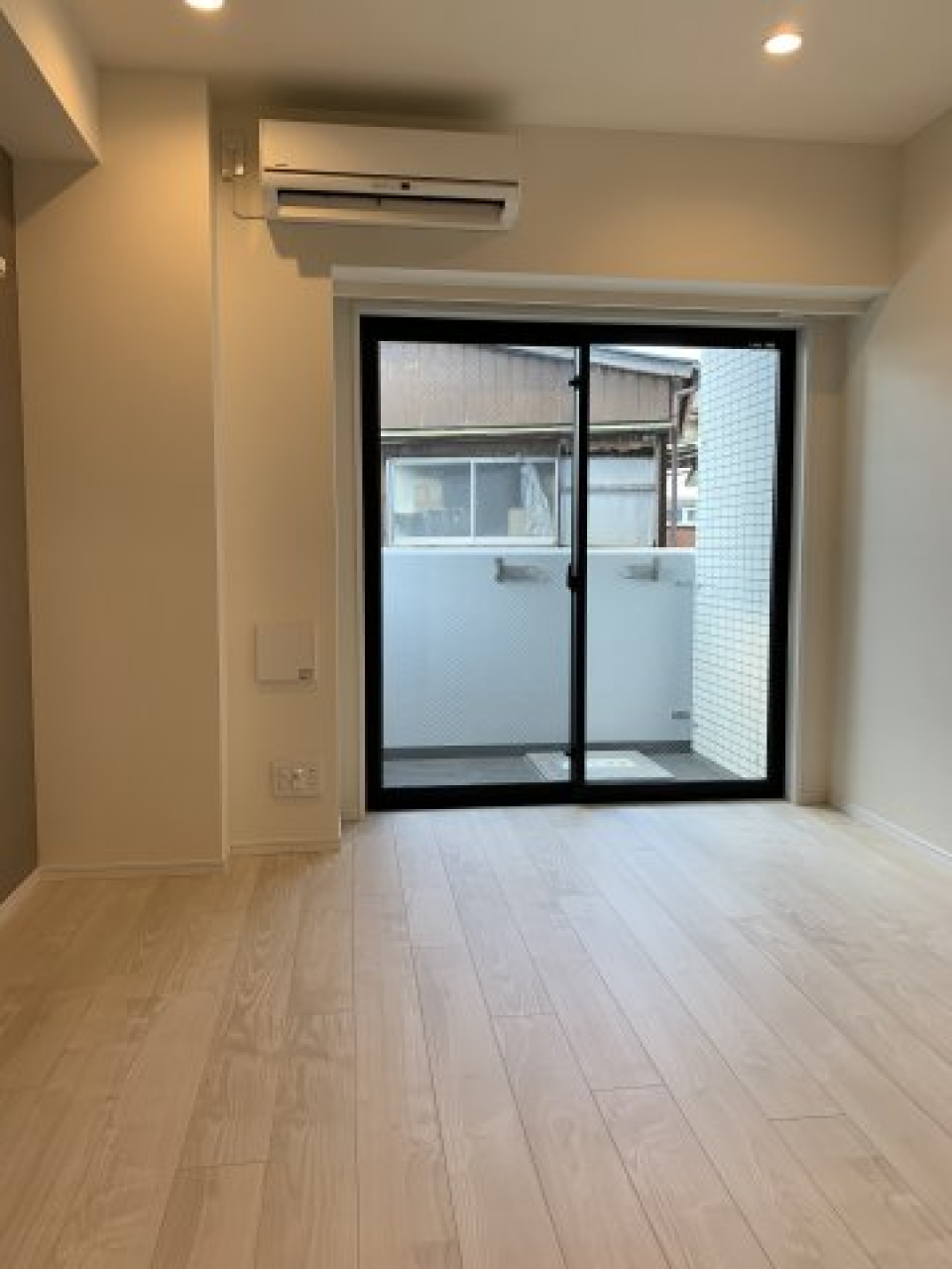 壁には、部屋のデザインに溶け込んだピクチャーレールがあります。壁に穴を開けることなく絵や写真を掛けることができます。