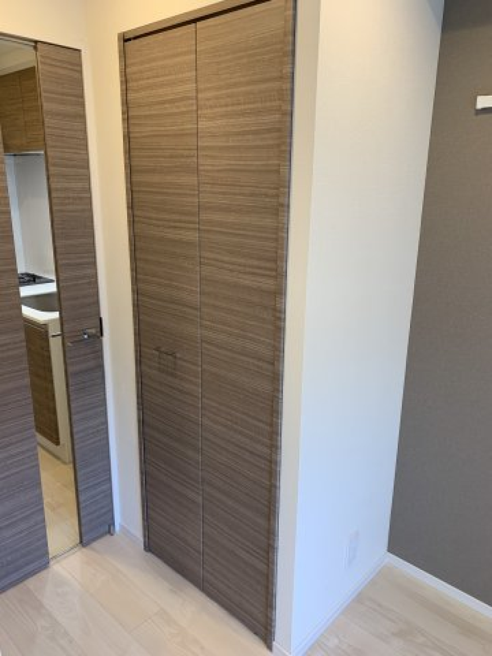 クローゼットの扉も、お部屋全体に馴染むウッドテイスト。デザインに拘ったお部屋です。