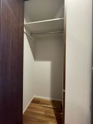 長い衣服も収納できる、コンパクトなクローゼット。