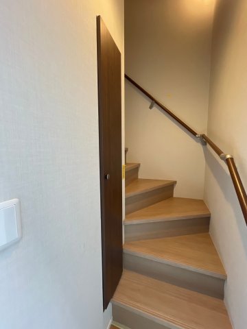 階段横にはシューズボックスがあります。