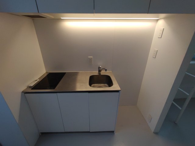 埋め込み式のライトが手元を明るく照らしてくれます。