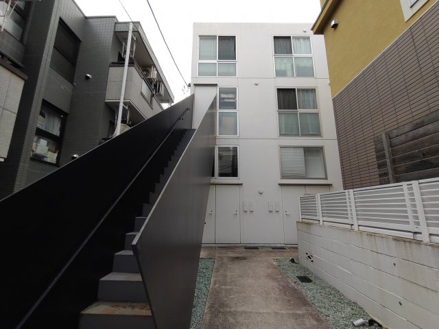 ３階建ての建物の１階にあるお部屋です。