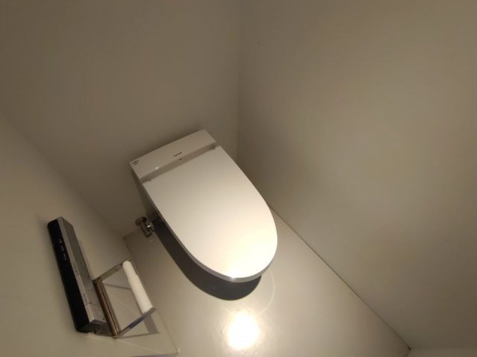 ペーパーホルダーはステンレス調でミニマルなデザインです。