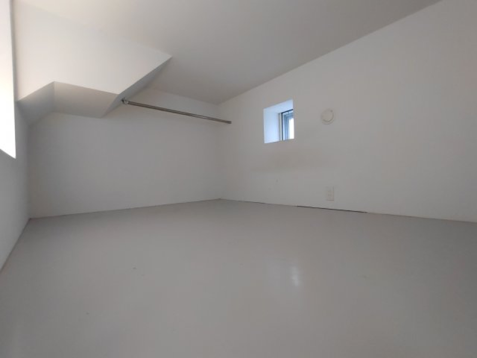 ロフトにも小窓があります。自然光をちょっと感じながら朝を迎えてください。