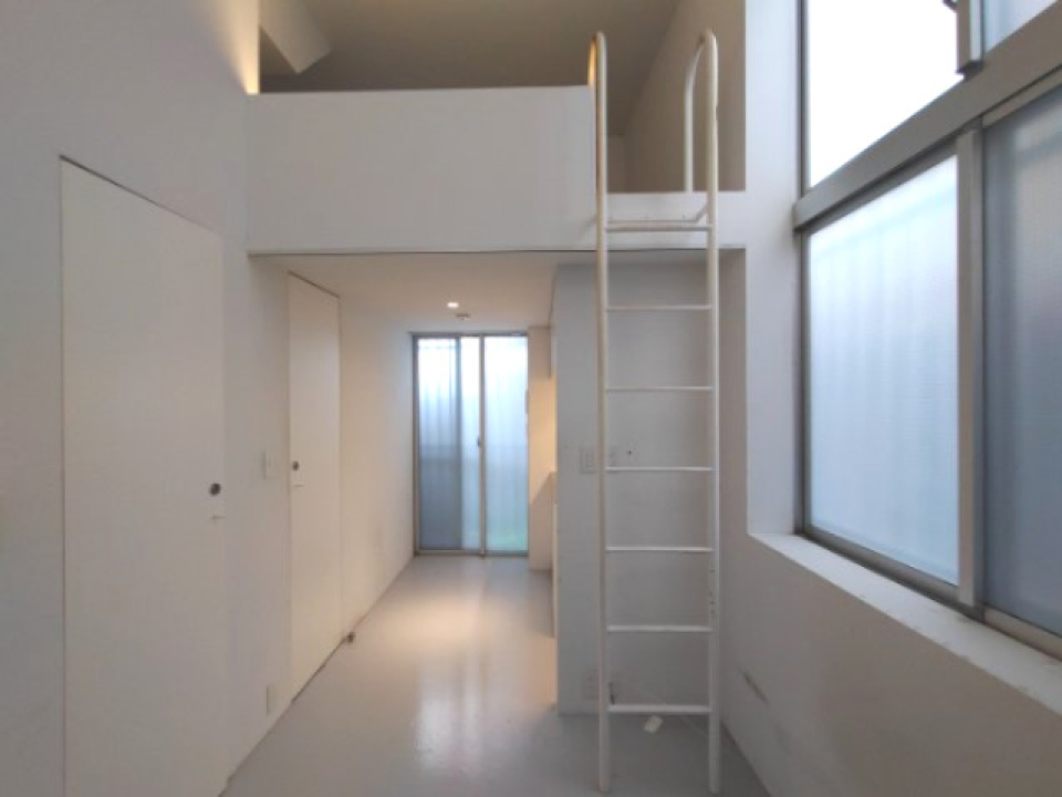 ホワイトにまとめられたロフト付きのお部屋。白い部屋は南からの自然光を反射してくれます。