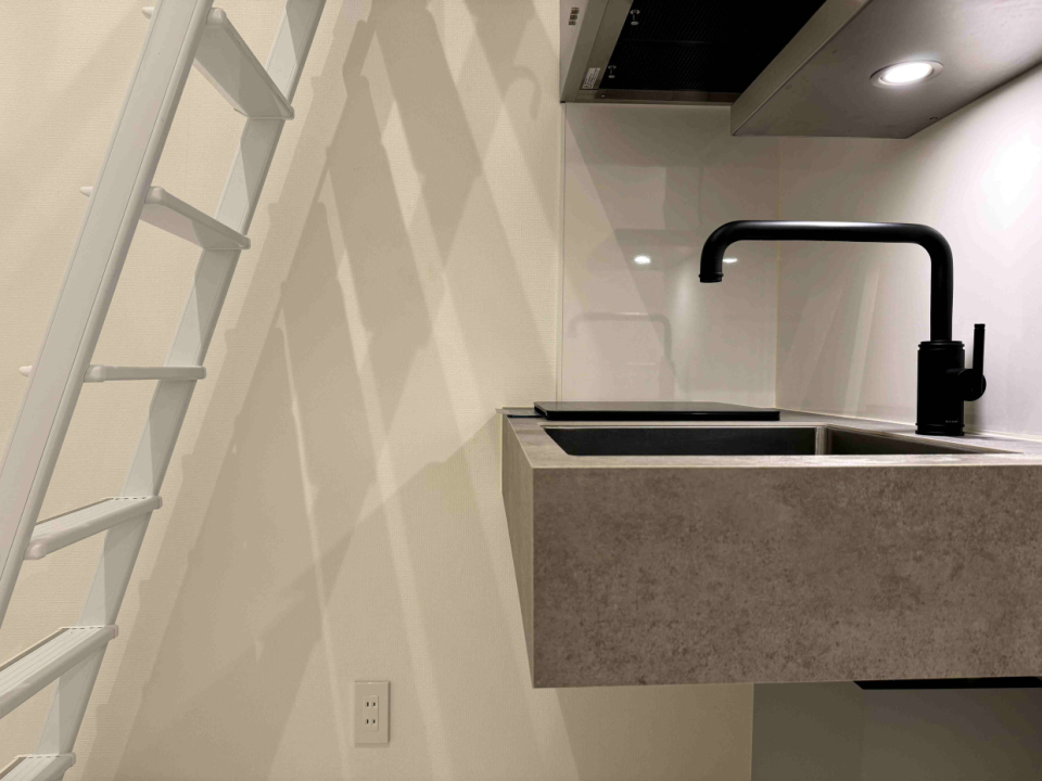 梯子が邪魔でしたら、壁に掛けることで料理ができます。