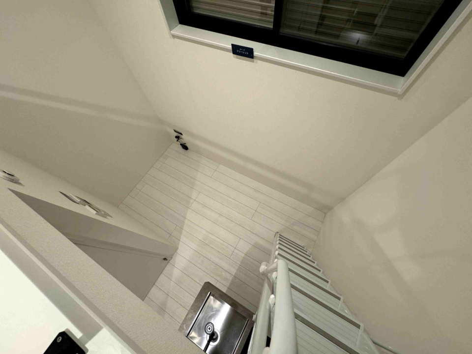 床から2mの高さに窓はあるが、開ける人はいるのだろうか？