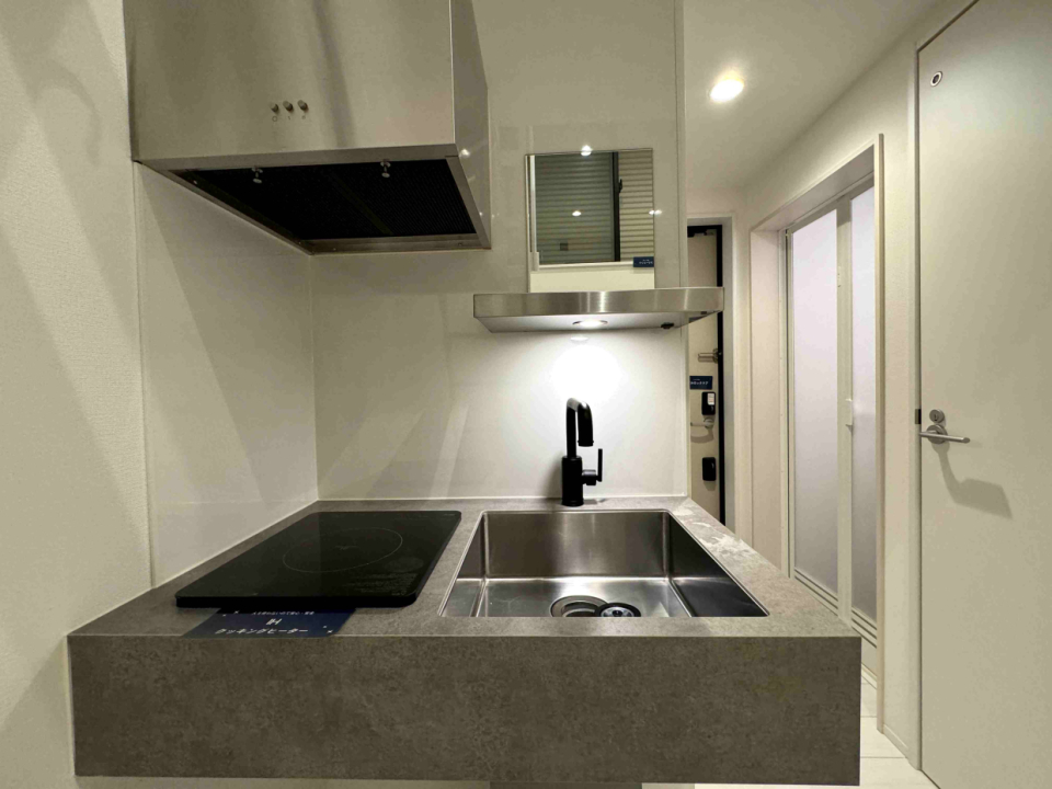 洗面台としても利用できるように鏡が設置されている。