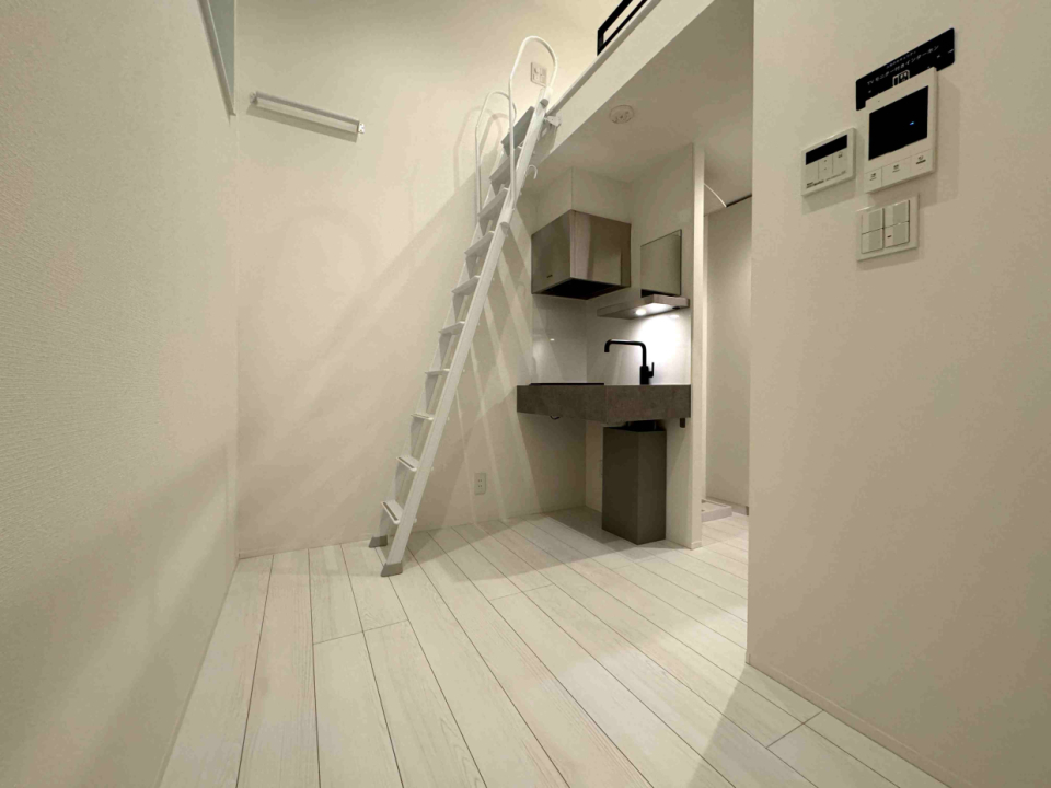 居室は狭いが天井高があるので圧迫感は少ない。