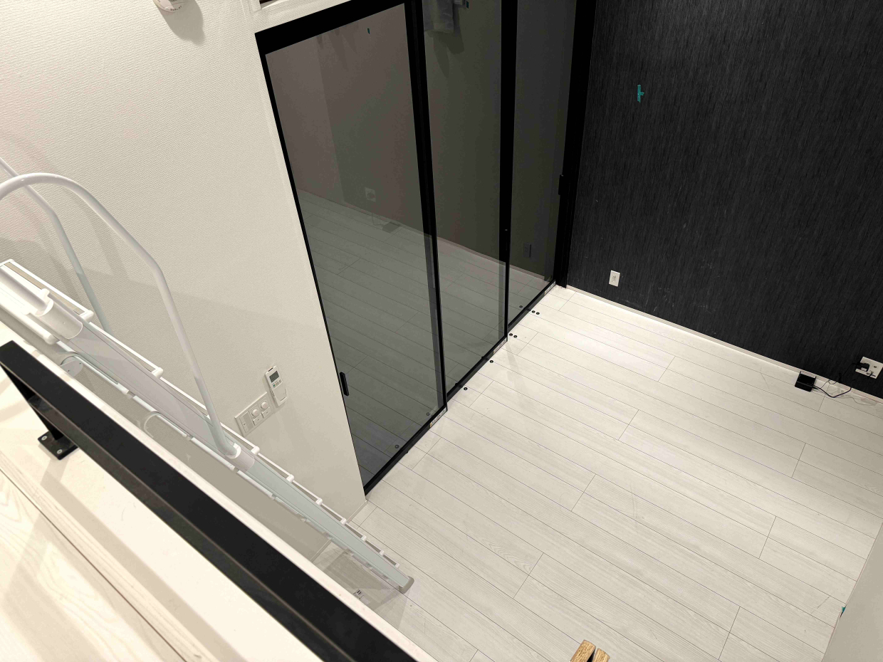 ロフトから5.3帖の洋室を見る