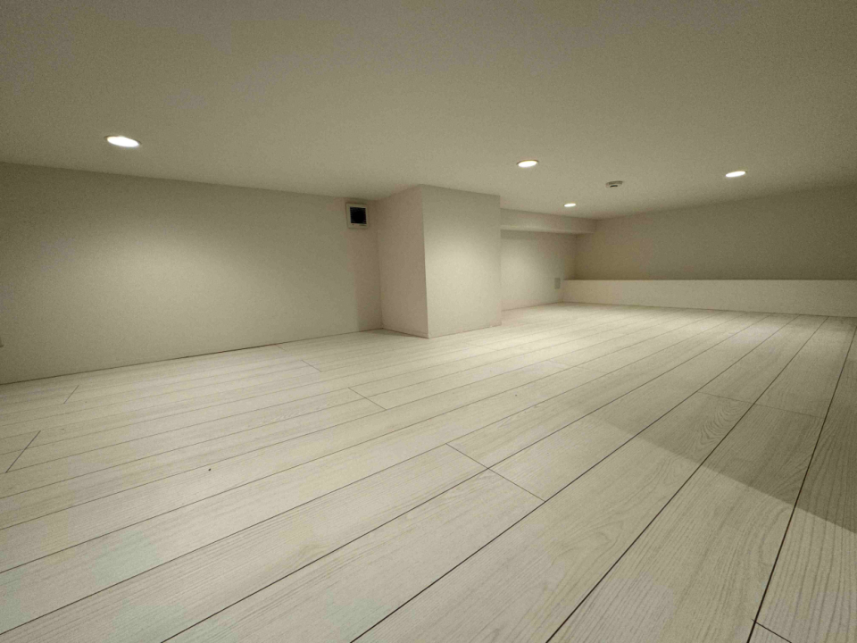 梯子を上がると広々したロフト空間がある。天井高は約1m