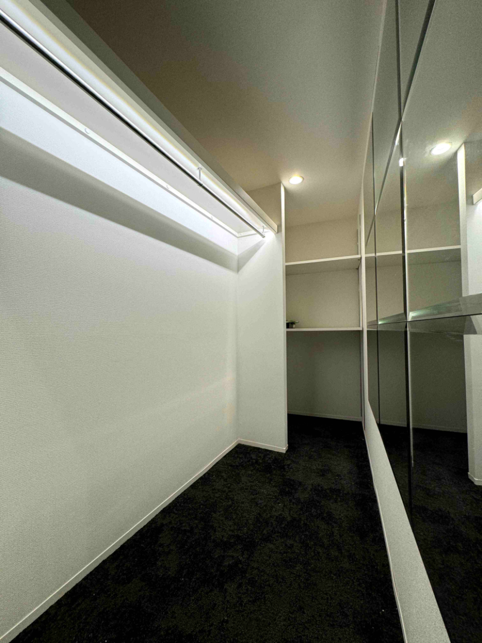 WIC広い。間接照明があなたの衣類を照らしてくれる