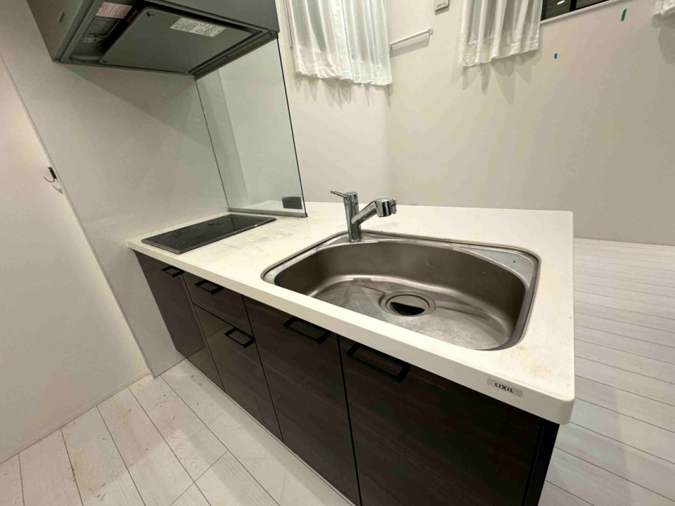 シンクも大きく、IHコンロでお手入れも楽