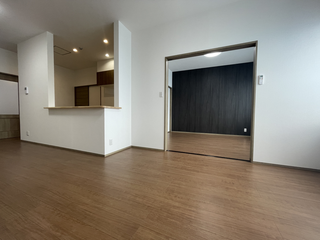 隣の洋室は引き戸で大きく使えます。