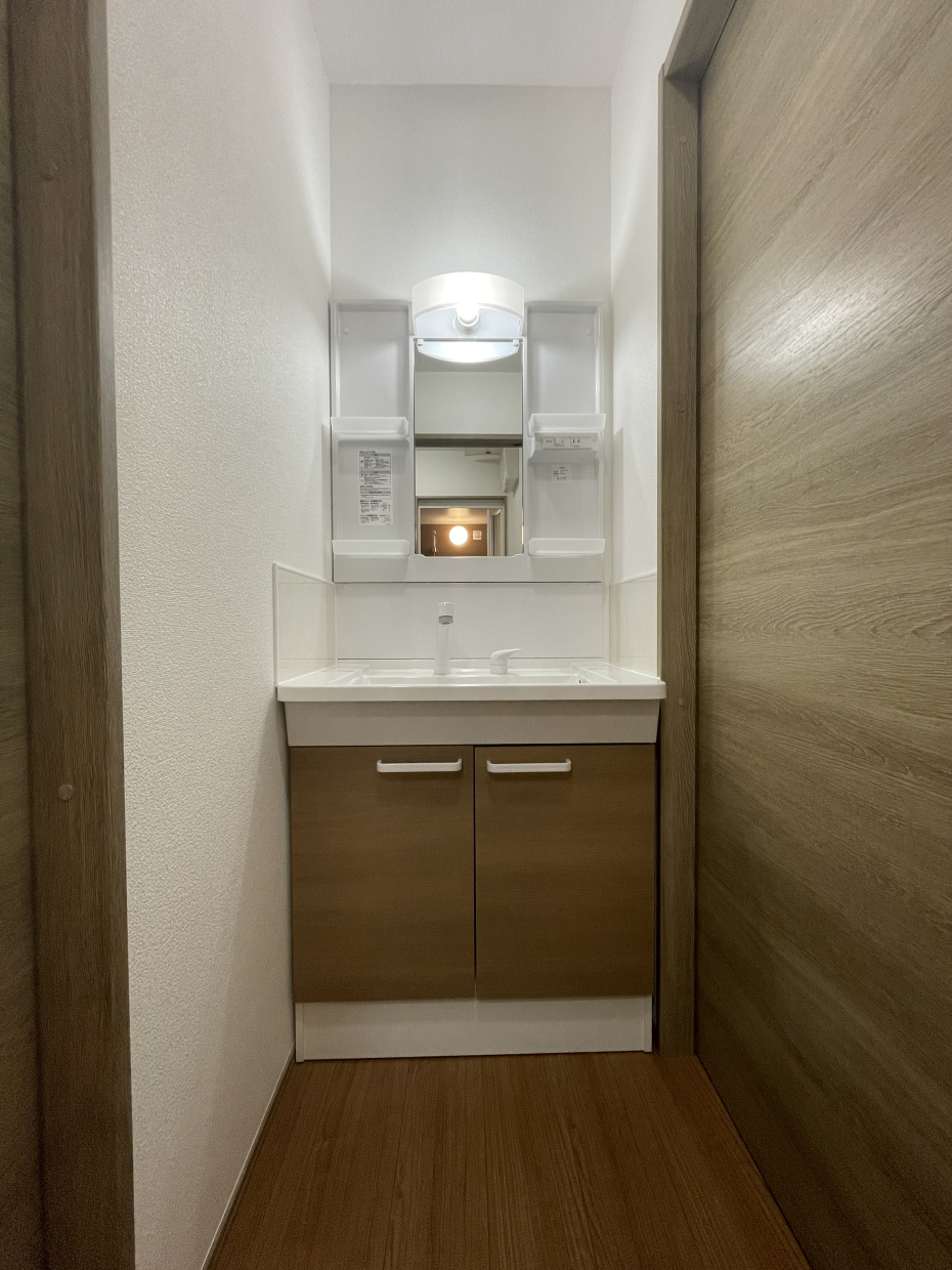 洗面台も木で統一。