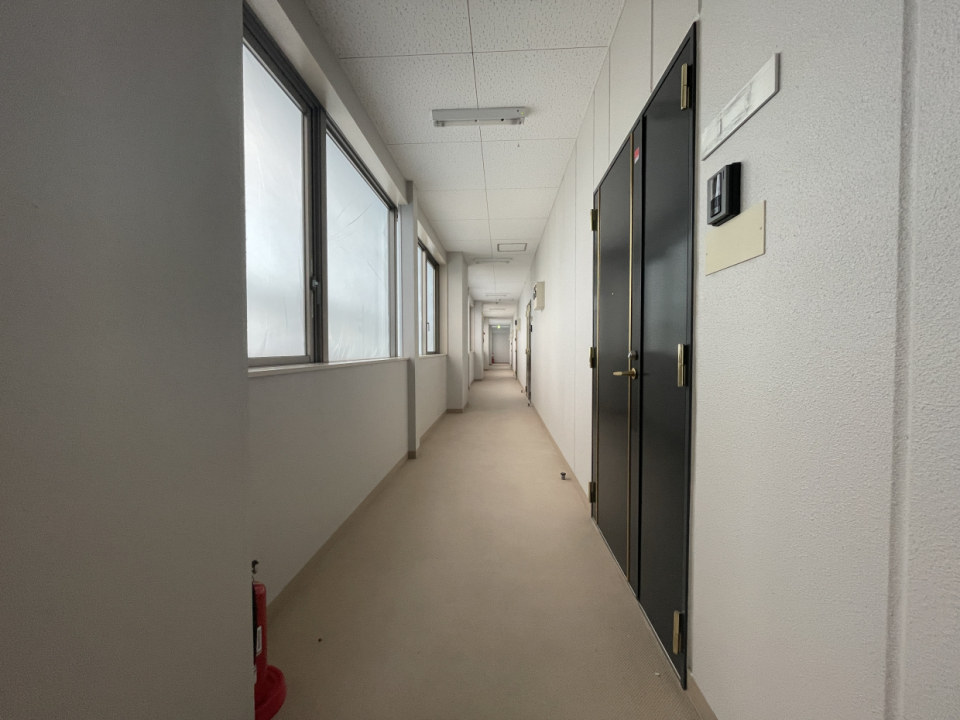 事務所や店舗が入るビルの一室です。